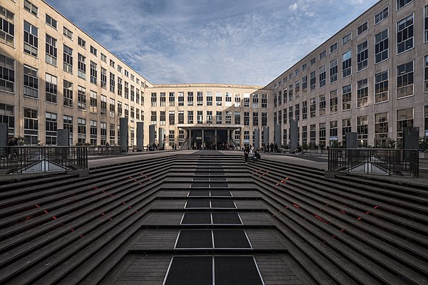 Image: Dauphine   Cour centrale