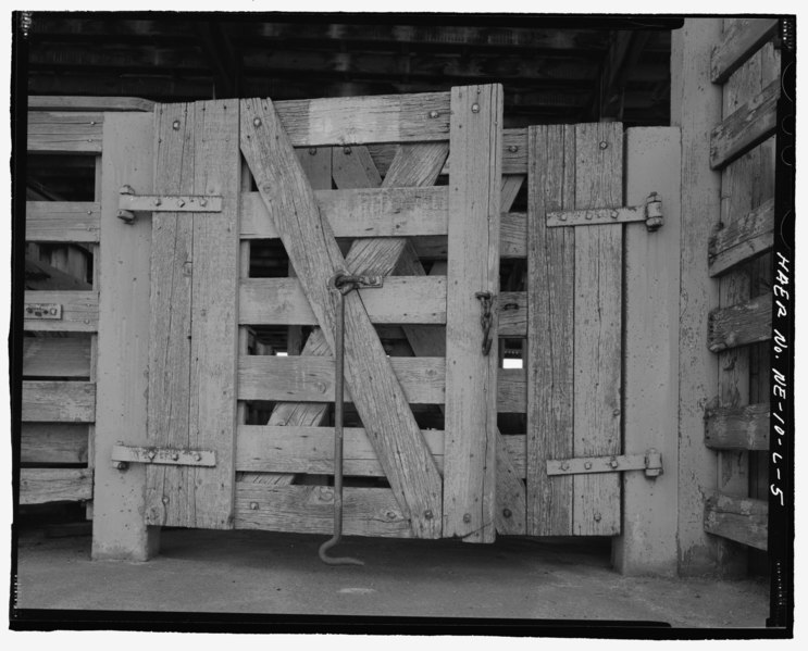 File:Detail of gate. View to east. - South Omaha Union Stock Yards, Motor Truck No. 3, 2900 "O" Plaza, Omaha, Douglas County, NE HAER NE-10-L-5.tif