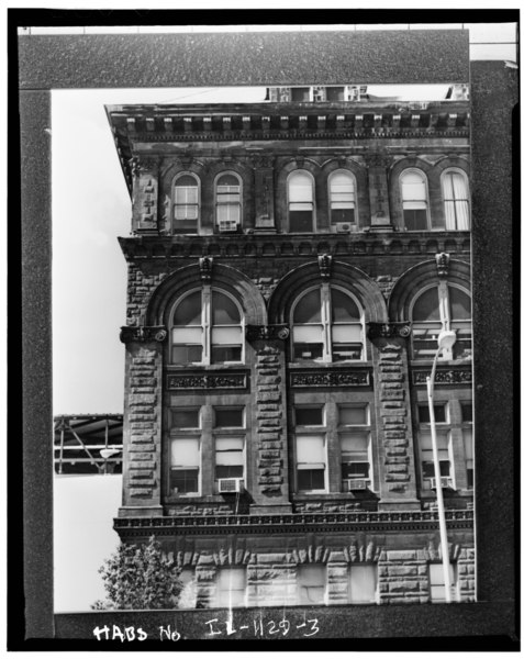 File:Detail of upper stories end bays - Peoria City Hall, 419 Fulton Street, Peoria, Peoria County, IL HABS ILL,72-PEOR,1-3.tif