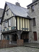 Dinan (22) Paikka Saint-Sauveur n ° 21-1.JPG