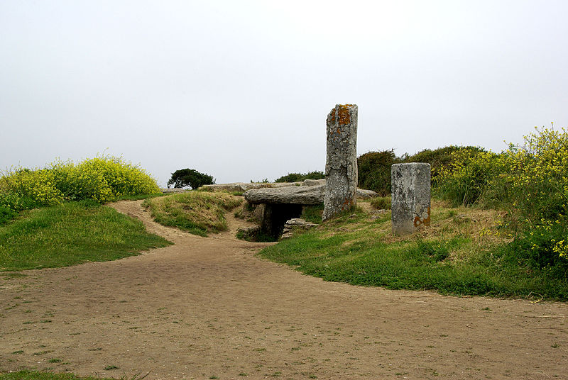 File:Dolmen Les Pierres Plates 02.JPG