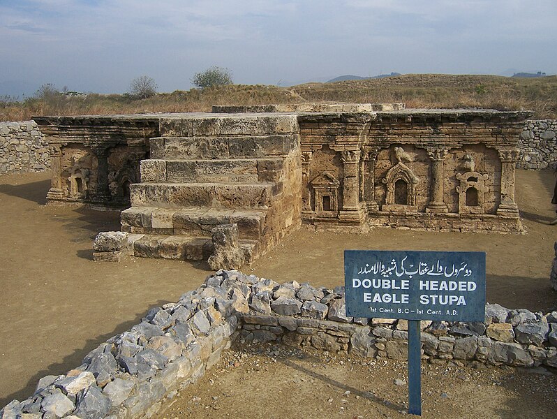 فائل:Double-Headed Eagle Stupa at Sirkap 06.jpg