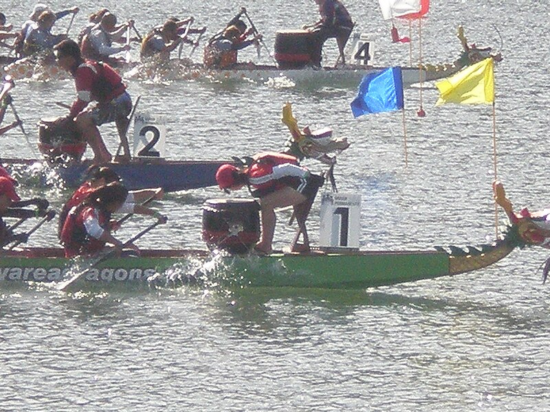 File:Dragon boats crossing finish line at 2008 SFIDBF 01.JPG