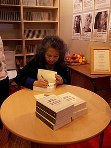 Dương Thu Hương ký tặng sách tại Paris năm 2014