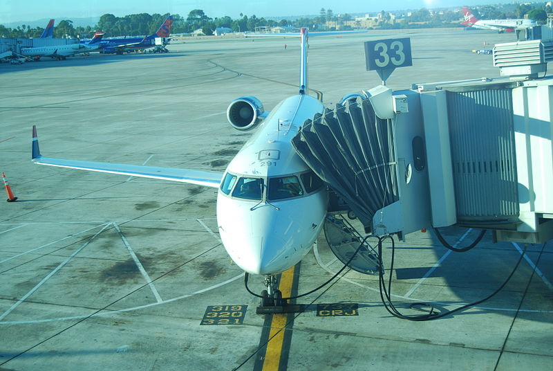 File:EM US AIRWAYS EXPRESS CRJ-200 (2878448780).jpg