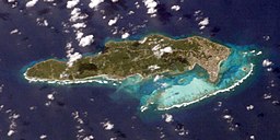 Satellitbillede over øen San Andrés, taget fra ISS. 
 Staden San Andrés ligger på den nordlige del af øen (ses her til højre).