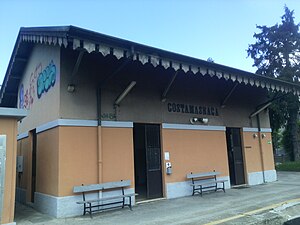 Edificio e marciapiede della stazione di Costa Masnaga.jpg