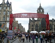 vue de la rue, dos au château d'Edimbourg, la cathédrale St Gilles est à droite, une bannière rouge indique la tenue du Fringe Festival