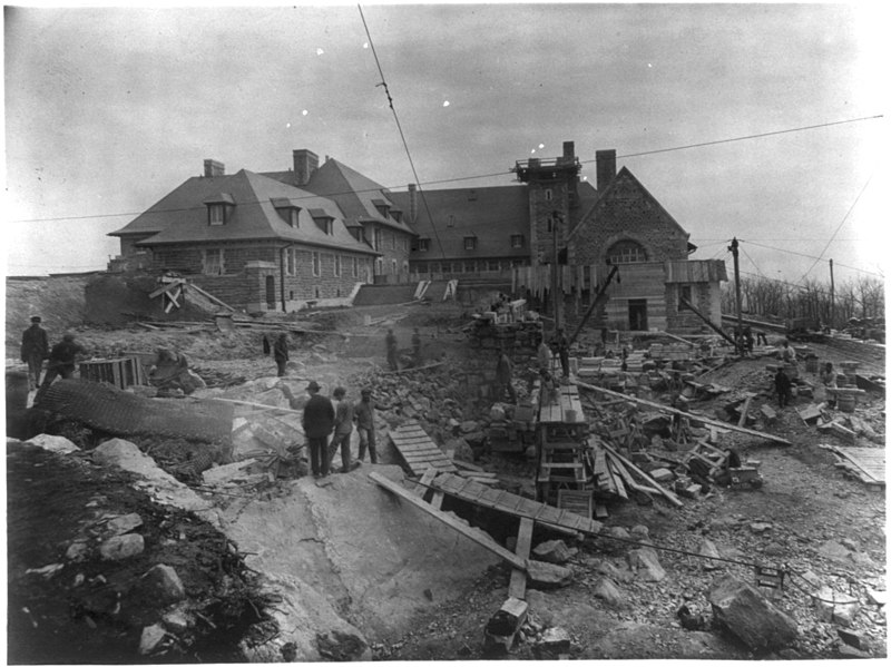 File:Edward Henry Harriman's new country place at Arden, N.Y. - looking south, with construction going on in foreground LCCN2005689381.jpg