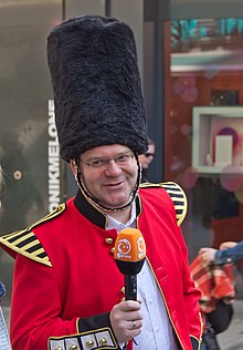 Elton in 2012 Elton als Moderator fur ZDF tivi-9981.jpg
