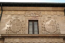 Escudos labrados en la fachada del edifico histórico de la Universidad en la calle San Francisco de Oviedo