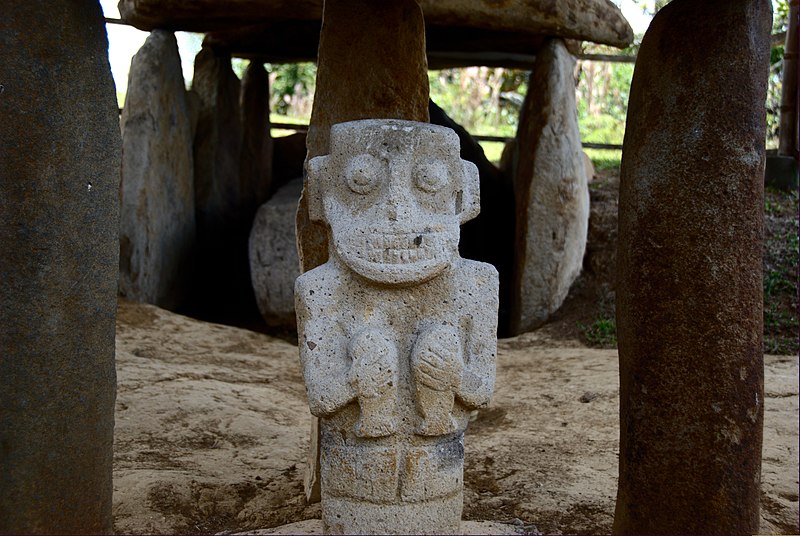 File:Estatua en tumba, en el Parque Arqueológico de San Agustín.jpg