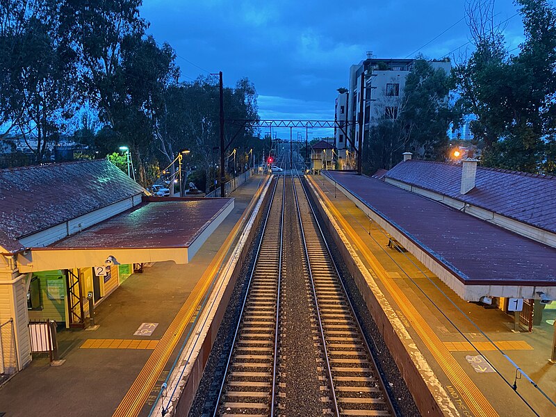 File:Fairfield Railway Station, Vic.jpg