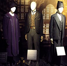 Kostuums van (van links naar rechts) Mary Lou Barebone, Credence Barebone en Seraphina Picquery uit de film Fantastic Beasts and Where to Find Them tijdens Harry Potter: The Exhibition in Brussel (België)