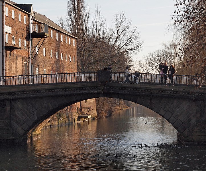 File:Feeding the Ducks from County Bridge, Brigg - geograph.org.uk - 2244281.jpg