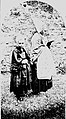 Femme et fille de Crozon allant à la messe en 1903.