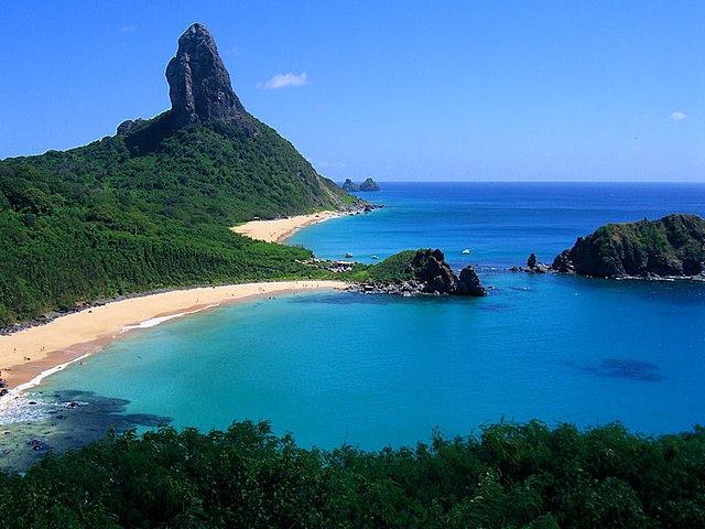 The Fernando de Noronha Islands, 354 km from the mainland, form a "state district" of Pernambuco.