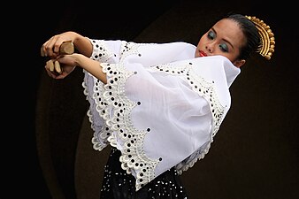 Filipina Performer. Photograph: Ranieljosecastaneda (CC BY-SA 4.0)