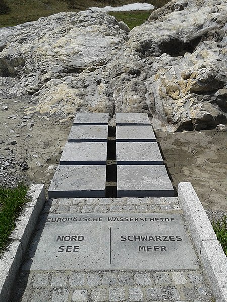 File:Flexenpass Rhein-Donau-Wasserscheide.jpg