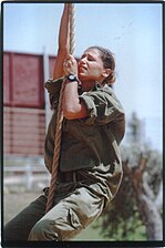 חיילת בקורס מדריכות כושר קרבי בבה"ד 8, מכון וינגייט, 2001