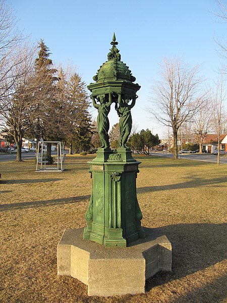 Fichier:Fontaine Wallace - Ville de Granby 2012 Nord.JPG