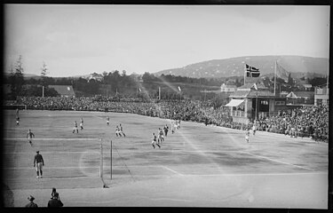 Футбольный матч 1920-х годов.