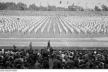 Frauen in Reihe bei einer Sportveranstaltung 1949