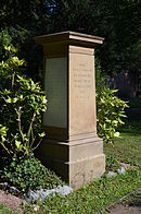 Francoforte, cimitero principale, tomba B 135-137 Hofmann.JPG