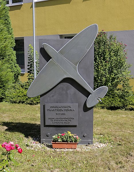 File:František Peřina memorial, Řepy, Praha.jpg