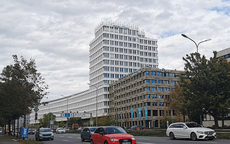 File:GER — BY — Oberbayern — München — Stadtbezirk 17 — Obergiesing — Tegernseer Landstraße 165 (Motel One, Bürogebäude) 2023-10-20 Mattes.jpg