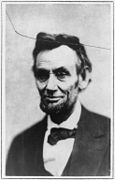 Retrato de Abraham Lincoln considerado como la última fotografía tomada del presidente antes de su muerte. Fue hecha en el estudio de Gardner el 10 de abril de 1865