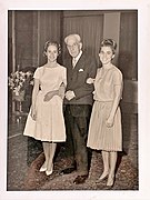 Le comte Gian Giorgio Trissino avec ses petites-filles Paola (à gauche en robe blanche) et Elena, lors d'une fête en 1962