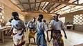 File:Groupe d'enfants exécutant une danse traditionnelle au Bénin 09.jpg