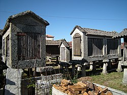 Hórreos de Muimenta, Carballeda de Avia, Galicia.jpg
