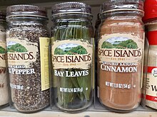 Spice Islands spices on a grocery store shelf. HK Mid-levels Shang Huan Sheung Wan Ban Xian Dao 1 Bonham Road Jia Wei Hua Yuan Cartwright Gardens wellcome shop goods bottled bay leaves April 2020 SS2 12.jpg