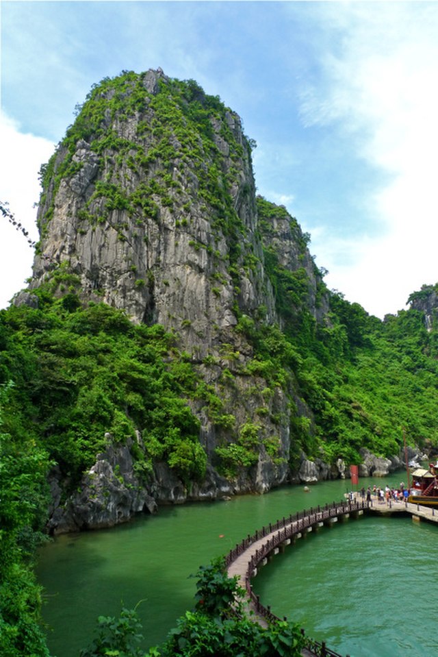 File:Ha_Long_Bay_-_Vietnam.jpg