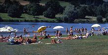 Touristen am Ufer des Hahnenkammsees