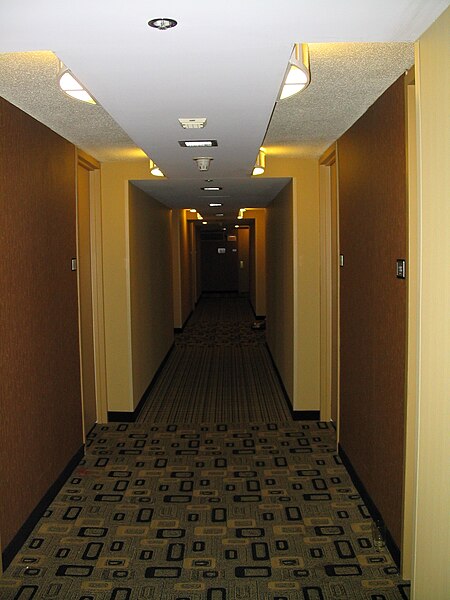 File:Hallway in Hyatt Regency Chicago (5135196).jpg