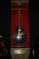 Miniatuur voor Bestand:Hard Rock Cafe Florence - Guitars - Steve Jones (Sex Pistols) (2).JPG