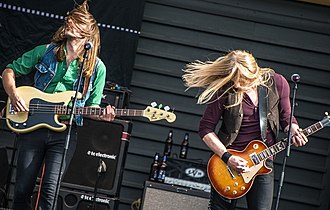 Två medlemmar ur bandet Horisont headbangar under Rockfesten i Stockholm 2017.