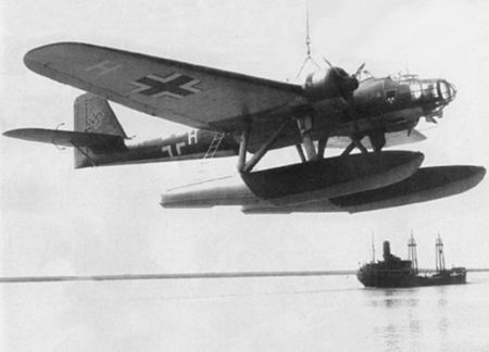 ไฟล์:Heinkel_He_115_plane_on_crane_c1940.jpg