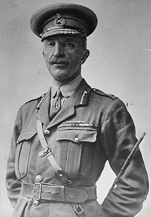 Henry Hughes Wilson, Britse generaal, fotoportret staand in uniform.jpg