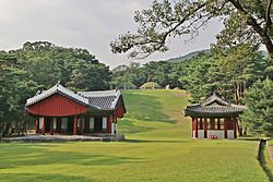 Heolleung Royal Tomb (헌능) with annex.jpg