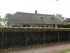 Boerderij onder met riet en pannen gedekt wolfdak, verbouwd tot bungalow, waarbij het historische karakter goed bewaard is gebleven