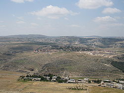 מראה כללי של אזור תוקוע, ההתנחלות תקוע ממוקמת בחלק הקדמי, בעוד תוקוע ישירות מאחור. מימין נמצא הכפר ח'רבת אל-דיר, חלק מהמועצה המקומית תוקוע.
