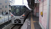 1番線に停車する225系（2012年4月）