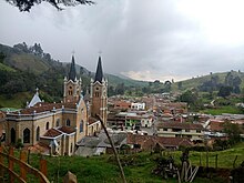 Iglesia de Nuestra Señora del Rosario, Belmira - panorámica desde el viacrucis 1.jpg
