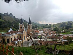 Iglesia de Nuestra Señora del Rosario, Белмира - panorámica desde el viacrucis 1.jpg