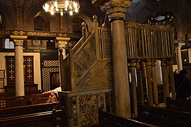 Binnen en buiten de kerk van St. George en de hangende kerk 01.JPG