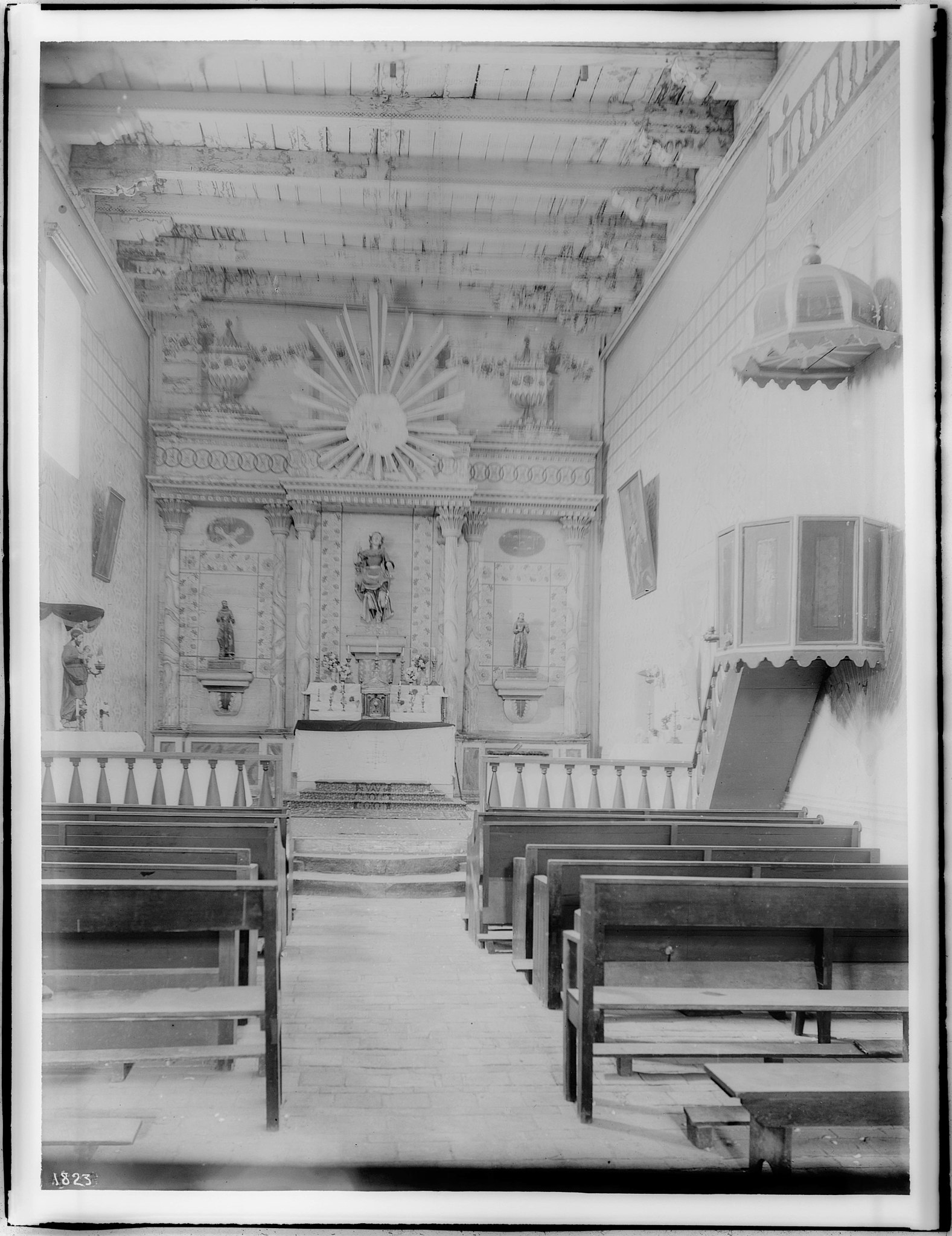 File:Altar de San Miguel Arcangel.jpg - Wikimedia Commons